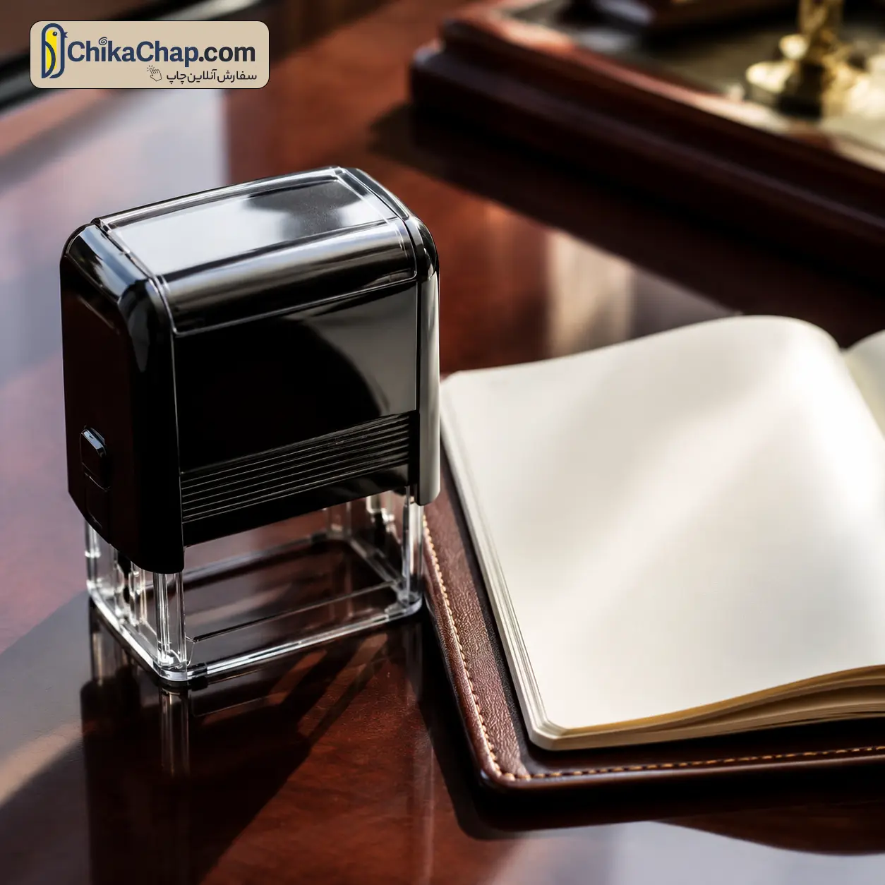 مهر اتوماتیک روی میز مدیریت چوبی کنار دفترچه یادداشت